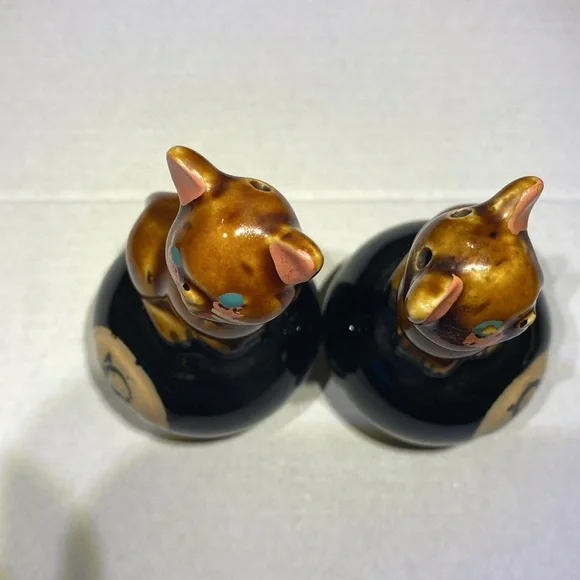 Vintage 50’s Hex Pussycats atop 8 Balls “ They Ward Evil Away” Salt & Pepper Set - Picture 9 of 11